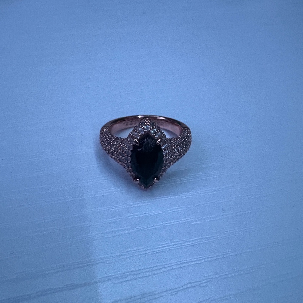 Elegant Black and Gold Women's Ring